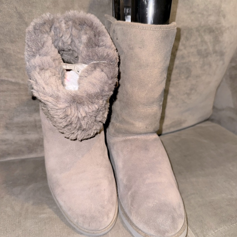UGG Australia
Women's Classic Short Boots - Grey size 8 - Picture 6 of 13